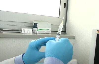 Проведение кодирования Вивитролом в Зеленоградске Шприц с Вивитролом в руках у врача